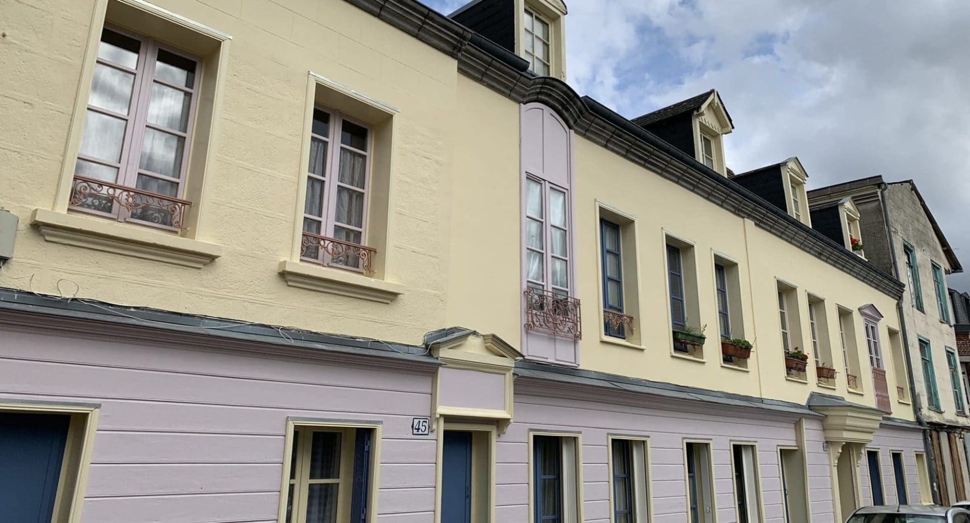 maison bicolore jaune et rose peinte